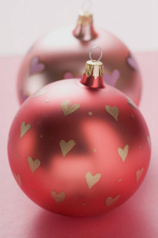 无人,竖图,俯视,室内,特写,白天,白色背景,餐桌,桌子,静物,圣诞节,阴影,节日,朦胧,模糊,庆祝,装饰,反射,挂饰,影子,圣诞球,文化,球,两个,红色,庆典,球体,摄影,影棚,餐台,纪念,华丽,修饰,点缀,衬托,美观,雅致,雅观,彩图,高角度拍摄,影棚拍摄,拍摄