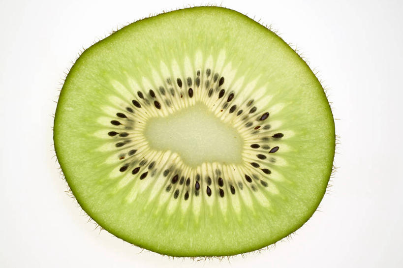 无人,横图,俯视,室内,特写,白天,白色背景,餐桌,桌子,猕猴桃,水果,一片,切开,阴影,新鲜,反射,影子,生食,食品,果实,食物,绿色,切,摄影,有机食品,绿色食品,影棚,餐台,剖面,切面,奇异果,猕猴梨,彩图,高角度拍摄,影棚拍摄,拍摄