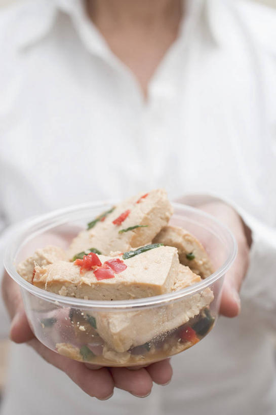 豆腐,西方人,手,一个人,捧,竖图,室内,特写,白天,白色背景,正面,衬衫,杯子,欧洲,欧洲人,双手,仅一个年轻女性,仅一个女性,仅一个人,一堆,堆叠,堆积,服装,朦胧,模糊,塑料,一个,衣服,塑料制品,手部,摄影,服饰,影棚,单个,塑料杯,堆,衣着,豆制品,穿着,衣饰,年轻女性,女人,女性,白种人,端,端着,捧着,手捧,半身,彩图,影棚拍摄,衬衣,拍摄