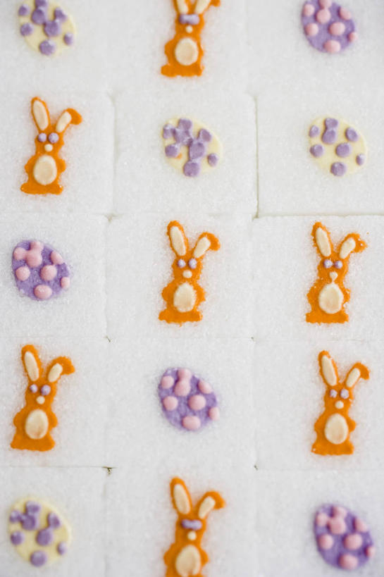 无人,竖图,俯视,室内,特写,白天,餐桌,桌子,哺乳动物,复活节,一排,许多,阴影,节日,庆祝,整齐,并列,并排,反射,兔子,影子,食品,糖,糖果,甜点,甜品,软糖,很多,文化,食物,排列,动物,甜食,庆典,餐台,纪念,兔,队列,平行,彩图,高角度拍摄