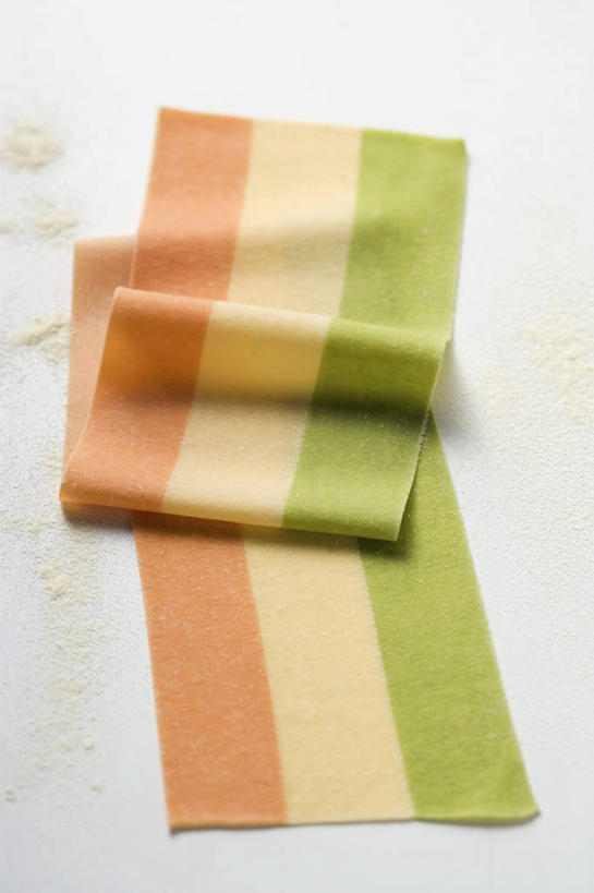 面食,面条,意大利面,无人,竖图,俯视,室内,特写,白天,白色背景,西餐,餐桌,桌子,阴影,反射,影子,面,料理,食品,食物,黄色,绿色,橙色,西式,摄影,影棚,餐台,彩图,高角度拍摄,影棚拍摄,拍摄