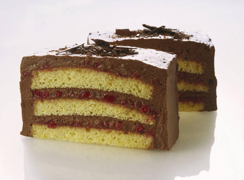 点心,无人,横图,俯视,室内,特写,白天,白色背景,下午茶,餐桌,桌子,两块,切开,阴影,反射,影子,食品,糖,糖果,甜点,甜品,巧克力蛋糕,食物,糕点,甜食,巧克力,切,摄影,影棚,餐台,朱古力,剖面,切面,彩图,高角度拍摄,影棚拍摄,拍摄,蛋糕