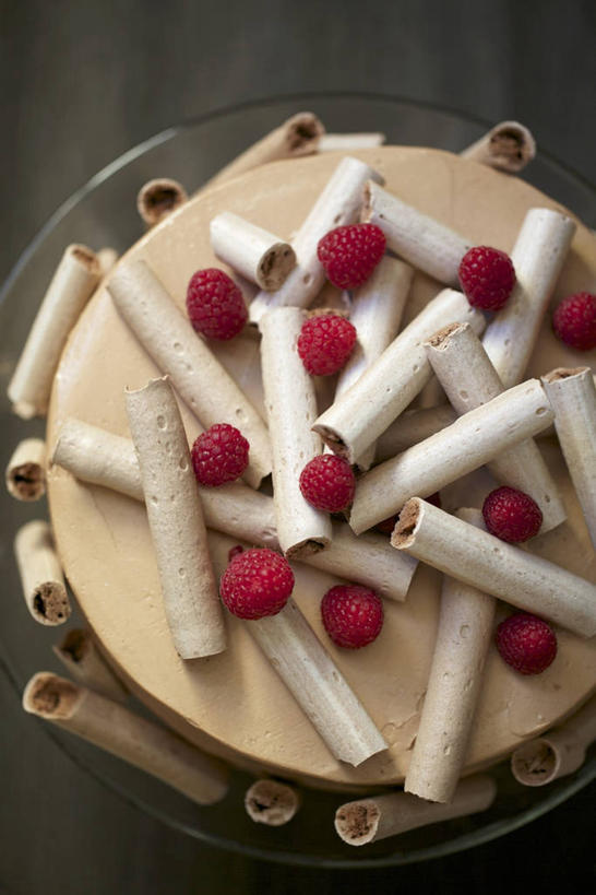 点心,无人,竖图,俯视,室内,特写,白天,下午茶,餐桌,桌子,餐具,水果,玻璃,阴影,新鲜,反射,碟子,盘,影子,生食,食品,糖,糖果,甜点,甜品,果实,巧克力蛋糕,玻璃制品,食物,糕点,一个,盘子,碟,甜食,巧克力,有机食品,绿色食品,单个,餐台,朱古力,山莓,树莓,三月泡,四月泡,山抛子,刺葫芦,悬钩子,馒头菠,高脚菠,龙船泡,泡儿刺,彩图,高角度拍摄,蛋糕