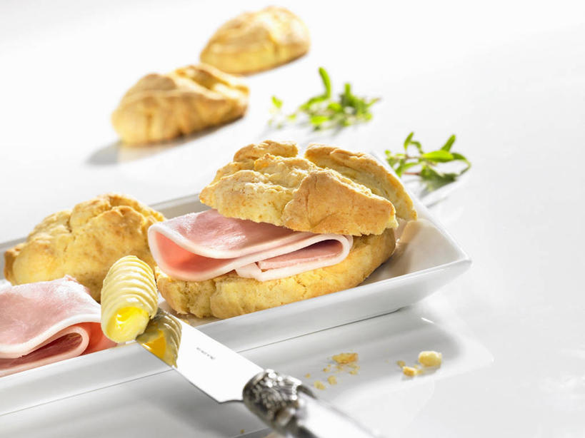 点心,面包,无人,横图,俯视,室内,特写,白天,白色背景,烹饪,西餐,餐桌,桌子,餐具,阴影,反射,碟子,工具,盘,影子,肉,黄油,三明治,料理,食品,面点,刀具,火腿,猪肉,菜肴,美食,肉类,食物,腌制,糕点,两个,盘子,碟,刀,快餐,西式,摄影,佳肴,影棚,餐台,乳制品,餐刀,白脱油,肉食,西式快餐,小圆面包,三文治,豚肉,乳脂,熏制,火肉,兰熏,猪腿,彩图,高角度拍摄,影棚拍摄,拍摄