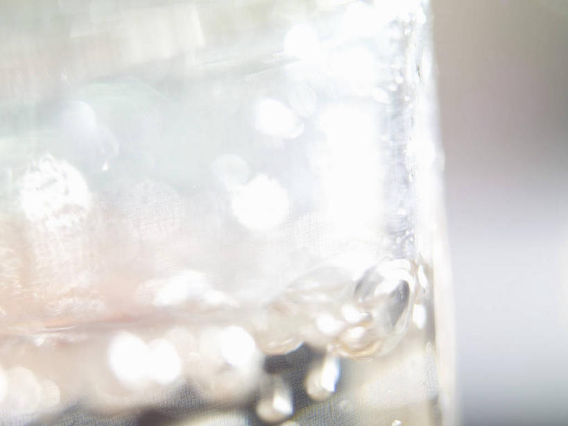 无人,横图,室内,特写,白天,正面,水,杯子,阴影,朦胧,模糊,反射,液体,影子,一杯,饮用水,玻璃制品,一个,水杯,矿泉水,单个,蒸馏水,玻璃杯,彩图