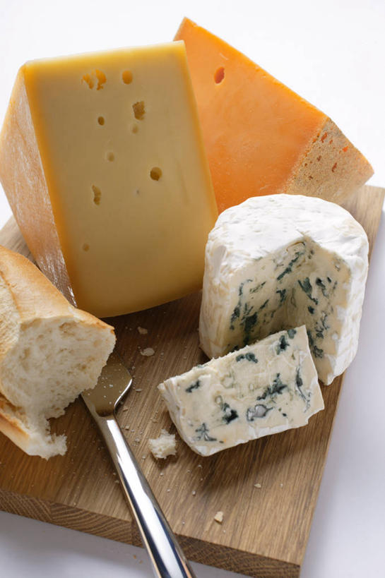 奶酪,无人,竖图,俯视,室内,特写,白天,白色背景,餐桌,桌子,一把,一块,许多,切开,阴影,反射,纹路,木制,工具,纹理,影子,干酪,起司,案板,刀具,芝士,很多,营养,砧板,木制品,刀,切,乳酪,摄影,影棚,餐台,乳制品,发酵,剖面,切面,蓝纹奶酪,切达干酪,肌理,车达奶酪,车打奶酪,切达奶酪,斯提耳顿干酪,奶酪刀,芝士刀,彩图,高角度拍摄,影棚拍摄,拍摄