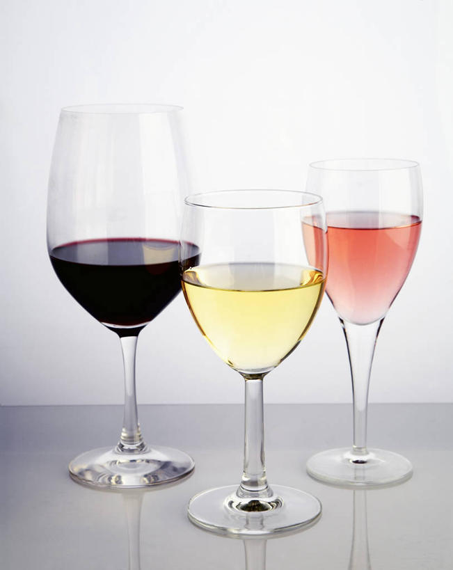 红酒,葡萄酒,无人,竖图,室内,特写,白天,白色背景,正面,餐桌,桌子,杯子,一排,阴影,整齐,反射,高脚杯,影子,红酒杯,白葡萄酒,酒类,三杯,玻璃制品,酒,饮料,排列,三个,酒杯,红葡萄酒,摄影,影棚,餐台,葡萄酒杯,队列,桃红葡萄酒,玻璃杯,彩图,影棚拍摄,拍摄