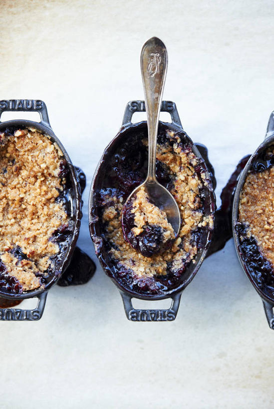 点心,面包,无人,竖图,俯视,室内,特写,白天,白色背景,餐桌,桌子,水果,一排,阴影,新鲜,整齐,反射,影子,勺子,陶瓷,生食,食品,面点,果实,陶瓷制品,食物,糕点,排列,容器,调羹,汤匙,碗,四个,摄影,有机食品,绿色食品,影棚,餐台,储藏,储存,队列,彩图,高角度拍摄,影棚拍摄,拍摄,贮存