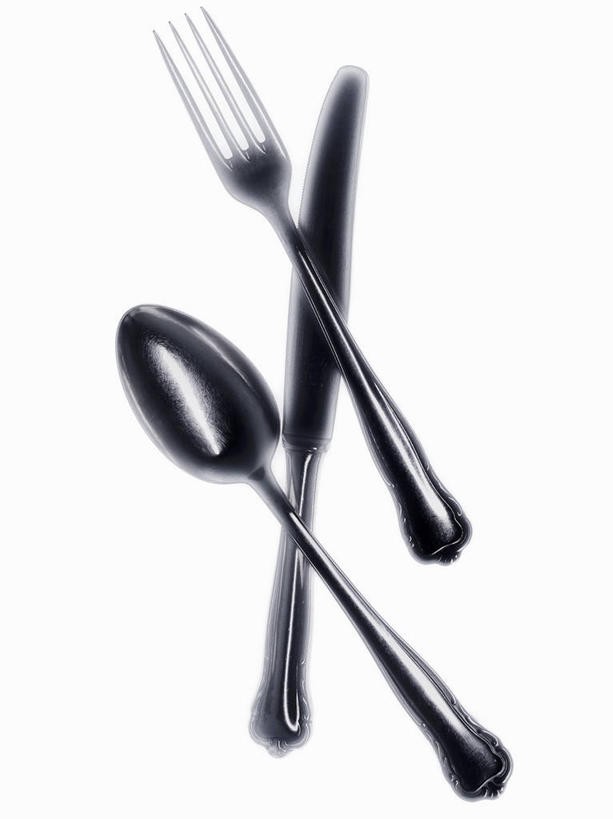 无人,竖图,俯视,室内,特写,白天,白色背景,餐桌,桌子,静物,餐具,阴影,朦胧,模糊,反射,叉子,刀叉,刀子,影子,勺子,三个,调羹,汤匙,摄影,影棚,餐台,餐刀,餐叉,进餐用具,彩图,高角度拍摄,影棚拍摄,拍摄