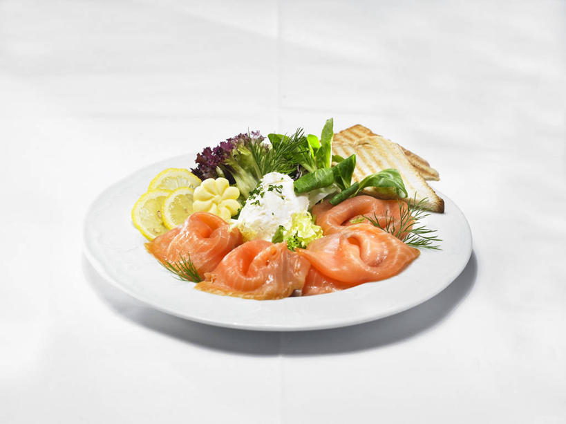 三文鱼,生鱼片,无人,横图,俯视,室内,特写,白天,白色背景,餐桌,桌子,鲑鱼,蔬菜,餐具,叶子,阴影,新鲜,反射,碟子,盘,影子,肉,生食,蔬菜沙拉,鱼肉,鱼片,沙拉,食品,绿叶,色拉,沙律,肉类,食物,一个,盘子,碟,嫩叶,摄影,有机食品,绿色食品,影棚,单个,餐台,色拉酱,大马哈鱼,千岛酱,肉食,撒蒙鱼,萨门鱼,冰海之皇,鲑,马哈鱼,麻哈鱼,大麻哈鱼,沙西米,叶,叶片,彩图,高角度拍摄,影棚拍摄,拍摄,刺身