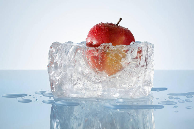 无人,横图,室内,特写,白天,正面,餐桌,桌子,苹果,水果,阴影,蓝色背景,新鲜,反射,影子,冰,生食,冰块,食品,果实,冷冻,食物,一个,红色,红苹果,寒冷,摄影,有机食品,绿色食品,影棚,冷藏,单个,餐台,冰冷,保鲜,彩图,影棚拍摄,拍摄