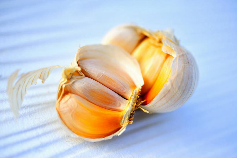 无人,横图,俯视,室内,特写,白天,餐桌,桌子,蔬菜,蒜,阴影,蓝色背景,新鲜,反射,影子,食品,蒜头,食物,白色,橙色,摄影,有机食品,绿色食品,影棚,餐台,胡蒜,大蒜,彩图,高角度拍摄,影棚拍摄,拍摄