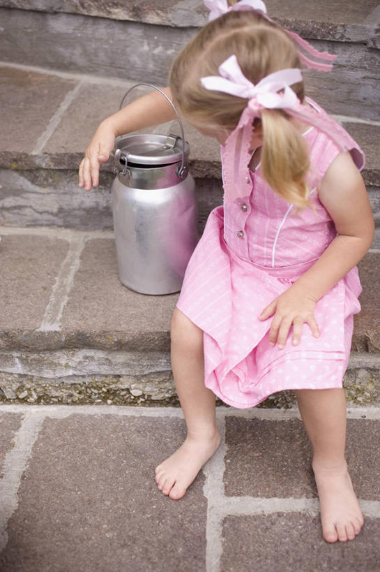 西方人,儿童,一个人,坐,竖图,俯视,室外,白天,裙子,纯洁,欧洲,欧洲人,仅一个女性,仅一个人,握,连衣裙,铁桶,桶,地面,拿,拿着,扭头,注视,光脚,一个,小孩,粉色,容器,观察,看,转头,仅一个小孩,赤脚,可爱,童年,童趣,握着,单个,观看,储藏,察看,储存,关注,童真,烂漫,无邪,天真,女孩,女人,女性,白种人,孩子,坐着,彩图,高角度拍摄,全身,贮存,女生