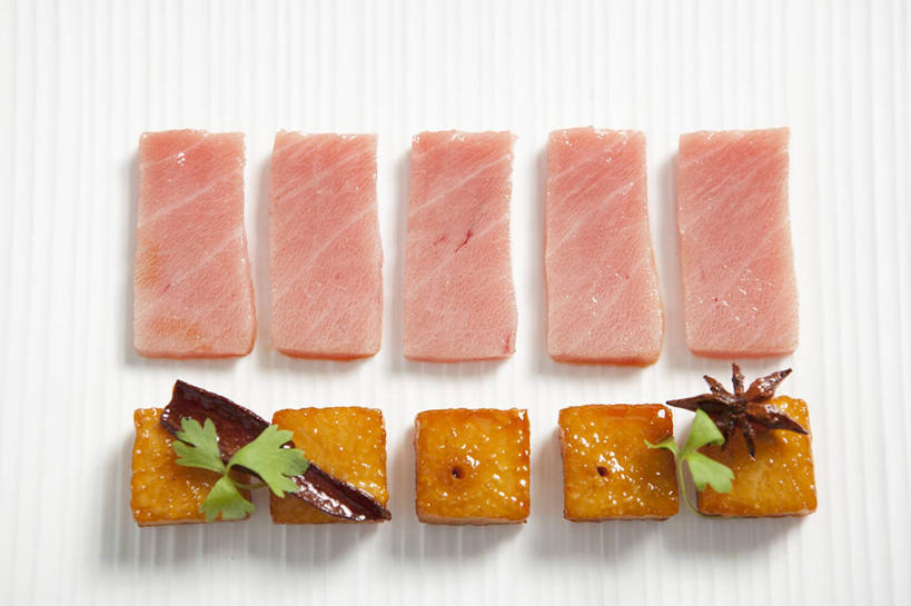 三文鱼,生鱼片,无人,横图,俯视,室内,特写,白天,白色背景,餐桌,桌子,鲑鱼,一排,切开,阴影,整齐,反射,影子,调味,肉,香料,鱼肉,佐料,鱼片,肉桂,肉类,排列,切,摄影,影棚,餐台,大马哈鱼,配料,队列,剖面,肉食,桂皮,切面,撒蒙鱼,萨门鱼,冰海之皇,鲑,作料,马哈鱼,麻哈鱼,大麻哈鱼,官桂,牡桂,筒桂,香桂,玉桂,五块,沙西米,彩图,高角度拍摄,影棚拍摄,拍摄,刺身