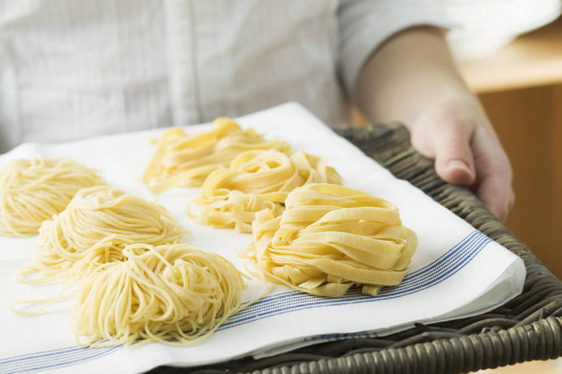 面食,面条,意大利面,西方人,手,一个人,站,捧,横图,室内,特写,白天,正面,西餐,餐具,欧洲,欧洲人,仅一个女性,仅一个人,一排,许多,服装,朦胧,模糊,整齐,并列,并排,碟子,盘,面,料理,食品,很多,食物,排列,衣服,黄色,盘子,餐巾,碟,站着,仅一个中年女性,手部,西式,服饰,单手,衣着,穿着,队列,平行,衣饰,保洁方巾,口布,女人,女性,中年女性,白种人,端,端着,捧着,手捧,站立,半身,彩图
