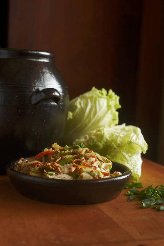 泡菜,无人,竖图,俯视,室内,特写,白天,烹饪,餐桌,桌子,蔬菜,椰菜,卷心菜,阴影,新鲜,反射,罐子,影子,陶瓷,料理,食品,陶瓷制品,韩式,菜肴,美食,食物,两个,瓶子,容器,碗,甘蓝,佳肴,有机食品,绿色食品,餐台,储藏,储存,韩国料理,韩国菜,韩式料理,韩国泡菜,结球甘蓝,甘兰,包心菜,彩图,高角度拍摄,贮存