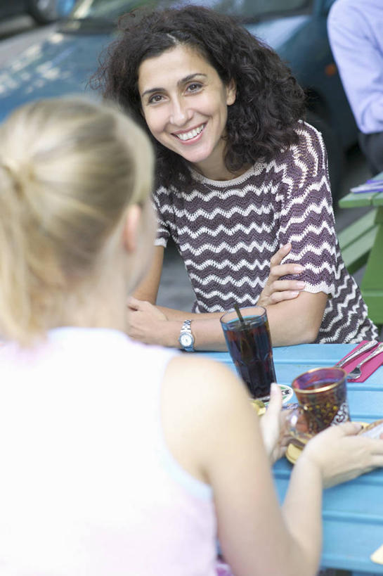 啤酒,西方人,两个人,伙伴,朋友,酒吧,坐,笑,微笑,露齿笑,竖图,俯视,室外,白天,友谊,桌面,桌子,杯子,欧洲,欧洲人,阴影,服装,光线,木制,影子,酒类,注视,休闲装,相视,玻璃制品,酒,饮料,衣服,阳光,酒杯,木制品,啤酒杯,观察,看,休闲,面对面,休闲服,服饰,观看,对视,察看,互视,关注,相对,相看,友情,女人,女性,中年女性,白种人,玻璃杯,坐着,半身,彩图,高角度拍摄,酒吧间,酒馆