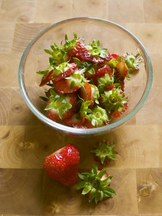 无人,竖图,俯视,室内,特写,白天,餐桌,桌子,草莓,浆果,水果,玻璃,一堆,许多,阴影,堆叠,堆积,新鲜,反射,影子,生食,食品,果实,很多,玻璃制品,食物,一个,红色,容器,碗,有机食品,绿色食品,单个,餐台,储藏,堆,储存,洋莓,水果皇后,红莓,地莓,彩图,高角度拍摄,贮存