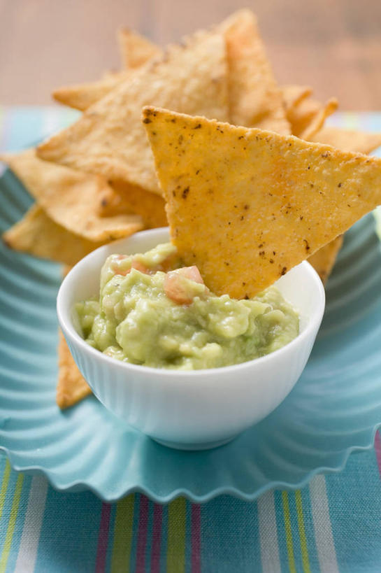 点心,无人,竖图,俯视,室内,特写,白天,餐桌,桌子,餐具,水果,一堆,阴影,堆叠,堆积,新鲜,反射,碟子,盘,影子,陶瓷,玉米片,生食,食品,果实,陶瓷制品,食物,两个,盘子,容器,碟,碗,快餐,果酱,零食,酪梨,鳄梨,有机食品,绿色食品,餐台,储藏,堆,油梨,储存,垃圾食品,樟梨,果子酱,牛油果,彩图,高角度拍摄,贮存