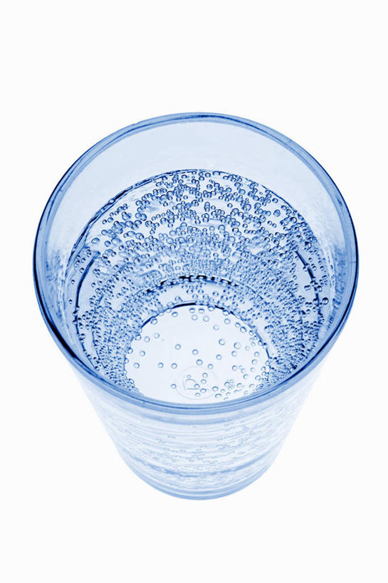 无人,竖图,俯视,室内,特写,白天,白色背景,水,餐桌,桌子,杯子,阴影,反射,液体,影子,一杯,饮用水,玻璃制品,一个,水杯,矿泉水,摄影,影棚,单个,餐台,蒸馏水,玻璃杯,彩图,高角度拍摄,影棚拍摄,拍摄