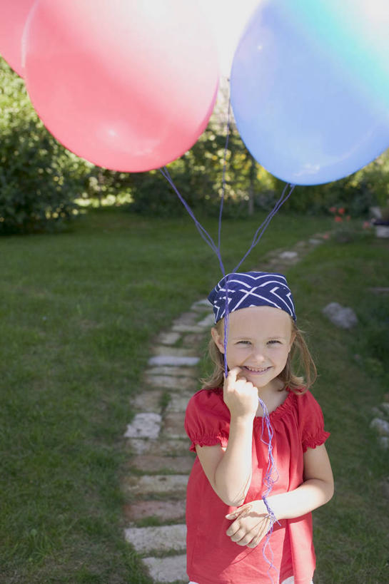 西方人,儿童,一个人,站,笑,微笑,竖图,室外,白天,正面,纯洁,草地,草坪,植物,道路,路,欧洲,欧洲人,仅一个女性,仅一个人,握,阴影,服装,装饰,光线,影子,塑料,小路,交通,拿,拿着,注视,休闲装,草,树,树木,小孩,衣服,红色,绿色,阳光,自然,气球,塑料制品,观察,看,站着,仅一个小孩,休闲,休闲服,橡胶,可爱,童年,童趣,握着,服饰,生长,成长,观看,华丽,修饰,点缀,察看,关注,童真,橡胶制品,烂漫,无邪,衬托,美观,雅致,雅观,天真,女孩,女人,女性,白种人,孩子,站立,半身,彩图,女生