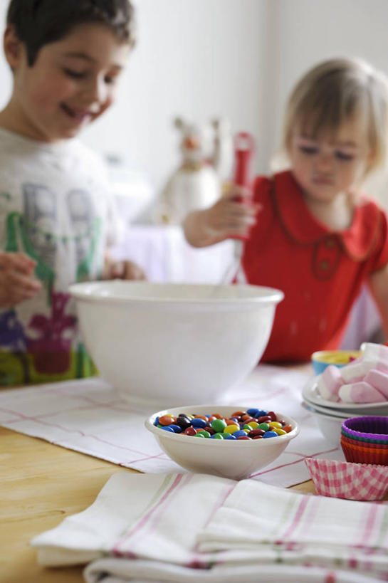 点心,西方人,儿童,两个人,家庭,坐,竖图,室内,白天,正面,下午茶,纯洁,餐桌,桌子,餐具,欧洲,欧洲人,握,服装,朦胧,模糊,碟子,盘,陶瓷,食品,陶瓷制品,拿,拿着,注视,休闲装,食物,糕点,小孩,衣服,盘子,餐巾,容器,碟,碗,观察,看,休闲,温暖,温馨,一家人,休闲服,可爱,童年,童趣,握着,服饰,餐台,观看,储藏,和睦,察看,储存,关注,童真,烂漫,无邪,保洁方巾,口布,天真,男孩,男人,男性,女孩,女人,女性,白种人,坐着,半身,彩图,融洽,贮存,蛋糕,男生,女生