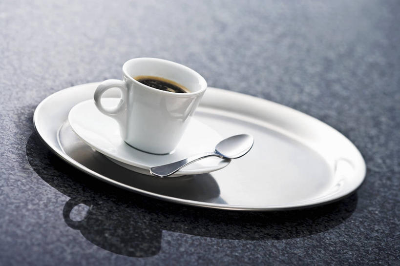 咖啡,无人,横图,俯视,室内,特写,白天,幸福,餐桌,桌子,杯子,餐具,阴影,黑色背景,反射,瓷器,碟子,盘,影子,勺子,咖啡杯,陶瓷制品,一杯,娱乐,饮料,盘子,调羹,碟,汤匙,四个,享受,休闲,温馨,放松,乐趣,摄影,影棚,餐台,提神,舒适,瓷杯,醒脑,软饮料,彩图,高角度拍摄,影棚拍摄,拍摄