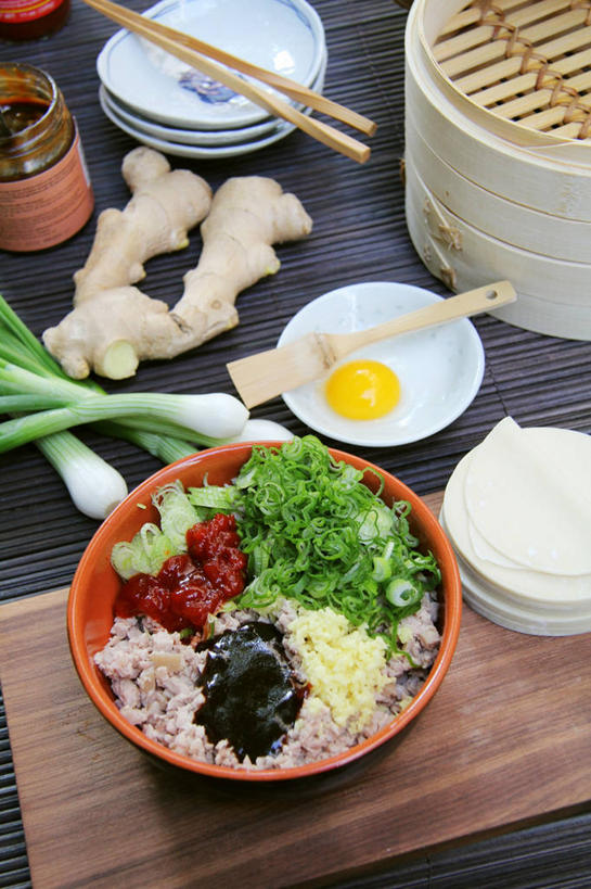 面食,蒸笼,无人,竖图,俯视,室内,特写,白天,烹饪,中餐,餐桌,筷子,桌子,姜,蔬菜,餐具,厨具,许多,阴影,竹制,新鲜,反射,碟子,盘,影子,陶瓷,葱,青葱,蛋,鸡蛋,肉,料理,食品,饺子,面点,案板,陶瓷制品,很多,文化,传统,猪肉,小吃,肉类,砧板,食物,盘子,容器,碟,碗,中式,有机食品,绿色食品,餐台,储藏,礼节,竹制品,储存,五花肉,止咳,笼屉,礼仪,肉食,水饺,烹饪用具,豚肉,草鸡蛋,止痛,卵,解毒,发汗,温肺,温胃,行气,止呕,百辣云,肋条肉,三层肉,进餐用具,烹调用具,生姜,老姜,烹调,彩图,高角度拍摄,贮存,散寒