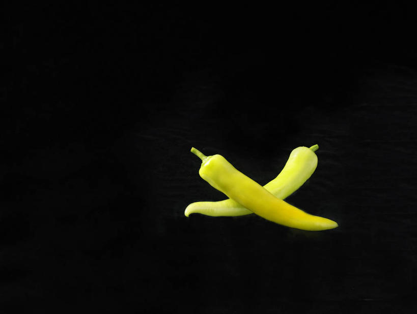 无人,横图,俯视,室内,特写,白天,餐桌,桌子,辣椒,蔬菜,阴影,黑色背景,新鲜,反射,影子,食品,食物,两个,绿色,摄影,有机食品,绿色食品,影棚,餐台,辣角,红海椒,大椒,辣虎,广椒,辣子,红辣椒,海椒,番椒,彩图,高角度拍摄,影棚拍摄,拍摄