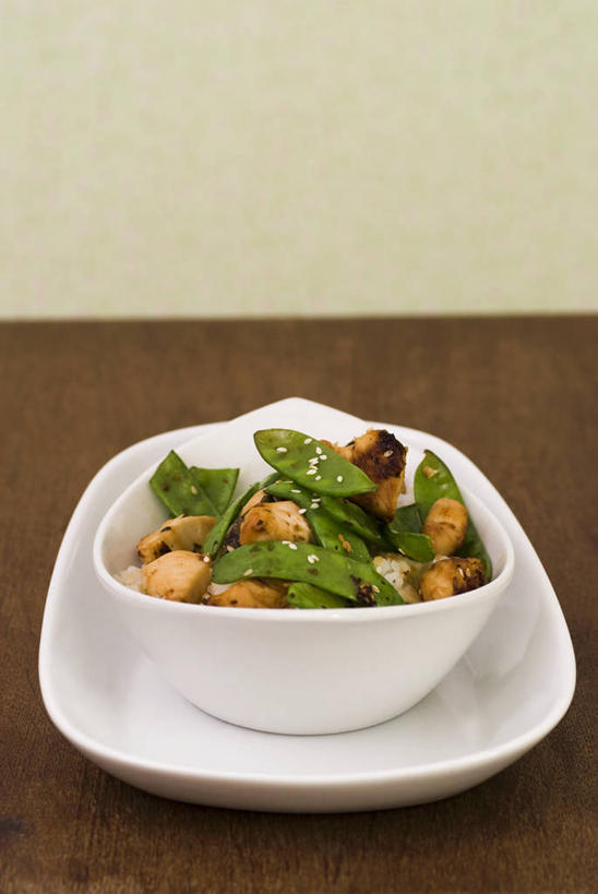 无人,竖图,俯视,室内,特写,白天,烹饪,中餐,植物,餐桌,桌子,蔬菜,餐具,阴影,新鲜,反射,碟子,盘,影子,陶瓷,豆类,豆子,豌豆,谷类,谷物,鸡肉,肉,芝麻,料理,食品,陶瓷制品,米,大米,荷兰豆,菜肴,美食,肉类,食物,两个,盘子,容器,碟,碗,中式,摄影,佳肴,有机食品,绿色食品,影棚,餐台,储藏,储存,雪豆,肉食,鸡胸肉,豆科,脂麻,胡麻,白麻,巨胜子,寒豆,毕豆,麻累,国豆,小寒豆,麦豌豆,油麻,彩图,高角度拍摄,影棚拍摄,拍摄,贮存