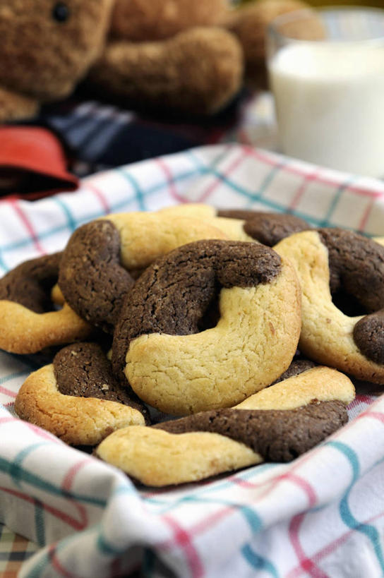 点心,牛奶,无人,竖图,俯视,室内,特写,白天,餐桌,桌子,杯子,一堆,阴影,堆叠,堆积,反射,影子,食品,糖,糖果,甜点,甜品,饮品,曲奇,一杯,营养,玻璃制品,食物,饮料,一个,餐巾,水杯,饼干,甜食,零食,巧克力,单个,餐台,朱古力,堆,乳制品,奶,牛乳,曲奇饼,曲奇饼干,巧克力曲奇,安神,保洁方巾,口布,玻璃杯,彩图,高角度拍摄