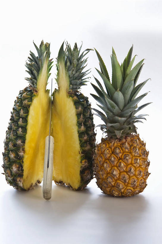 无人,竖图,俯视,室内,特写,白天,白色背景,餐桌,桌子,菠萝,水果,切开,阴影,新鲜,反射,影子,生食,食品,果实,食物,两个,黄色,绿色,切,橙色,摄影,有机食品,绿色食品,影棚,餐台,剖面,切面,凤梨,彩图,高角度拍摄,影棚拍摄,拍摄