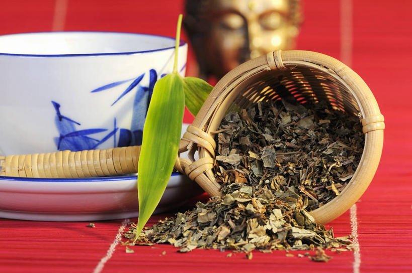 无人,横图,俯视,室内,特写,白天,幸福,植物,餐桌,茶,桌子,杯子,叶子,雕塑,阴影,红色背景,艺术,装饰,反射,雕刻,雕像,影子,陶瓷,茶叶,绿叶,草药,药草,陶瓷制品,一杯,娱乐,中药,水杯,工艺品,享受,休闲,温馨,嫩叶,姜黄,放松,乐趣,摄影,影棚,餐台,纪念,美术,提神,舒适,主题,醒脑,药材,中草药,陈列,大黄,中药材,本草,一尊,功能,美学,川军,蜀大黄,熟大黄,叶,叶片,茶杯,彩图,高角度拍摄,影棚拍摄,拍摄