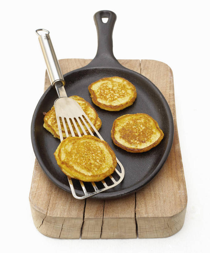 点心,煎饼,无人,竖图,俯视,室内,特写,白天,白色背景,烹饪,餐桌,桌子,厨具,金属制品,一块,阴影,反射,金属,木制,锅子,影子,食品,案板,锅铲,文化,锅,小吃,砧板,食物,糕点,两个,木制品,甜食,四个,摄影,影棚,煎锅,餐台,锅具,薄煎饼,烹饪用具,烹调用具,烹调,彩图,高角度拍摄,影棚拍摄,拍摄,班戟,薄烤饼