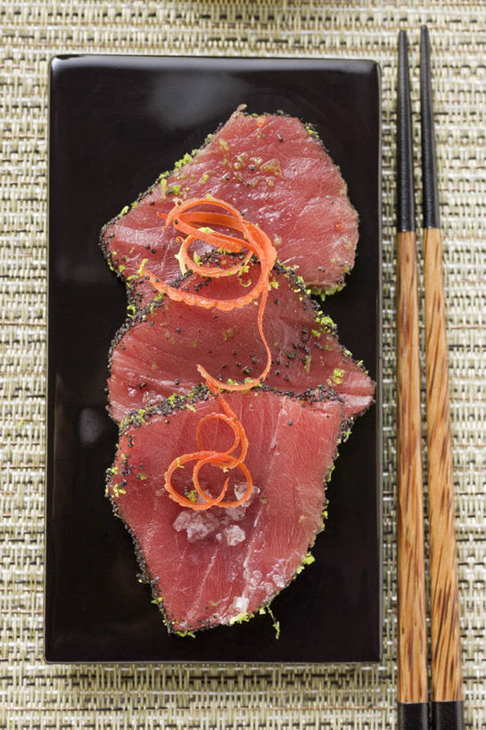 米饭,生鱼片,寿司,无人,竖图,俯视,室内,特写,白天,烹饪,餐桌,筷子,桌子,餐具,一双,阴影,反射,碟子,盘,影子,肉,鱼肉,日本料理,鱼片,料理,食品,饭,鲔鱼,文化,传统,金枪鱼,菜肴,美食,肉类,食物,一个,盘子,碟,日式料理,日式,佳肴,单个,餐台,礼节,五谷,罂粟籽,吞拿鱼,醋饭,礼仪,肉食,沙西米,四喜饭,进餐用具,阿芙蓉,彩图,高角度拍摄,米囊,御米,刺身