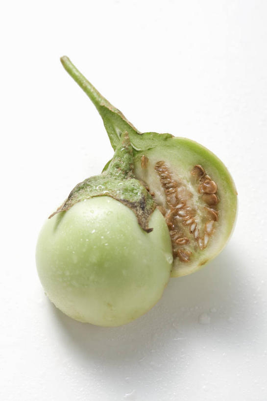 无人,竖图,俯视,室内,特写,白天,白色背景,餐桌,桌子,茄子,蔬菜,切开,阴影,新鲜,反射,影子,食品,食物,一个,绿色,切,摄影,有机食品,绿色食品,影棚,单个,餐台,剖面,切面,落苏,酪酥,昆仑瓜,矮瓜,彩图,高角度拍摄,影棚拍摄,拍摄,袖珍茄子