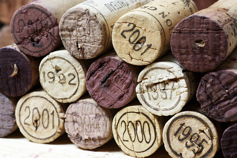 无人,横图,俯视,室内,特写,白天,餐桌,桌子,静物,一排,许多,阴影,整齐,并列,并排,反射,标志,数字,文字,影子,字符,很多,标识,排列,瓶塞,阿拉伯数字,餐台,保存,队列,密封,平行,彩图,高角度拍摄