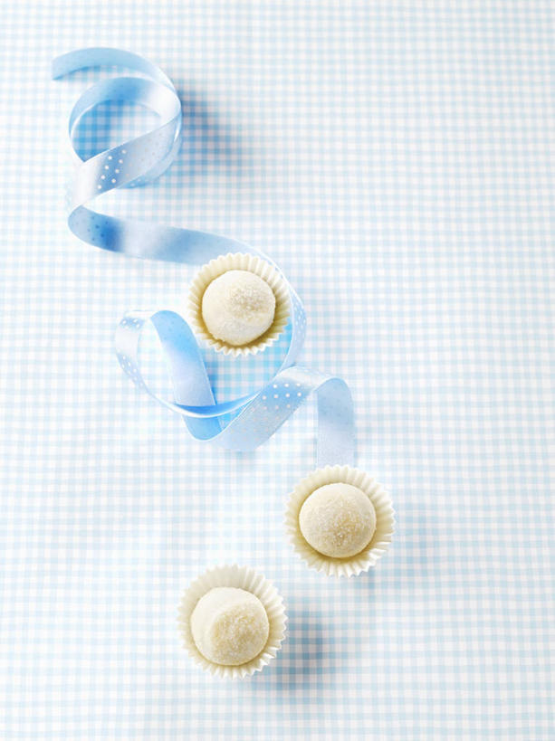 无人,竖图,俯视,室内,特写,白天,白色背景,餐桌,桌子,阴影,反射,丝绸,丝带,影子,食品,糖,糖果,甜点,甜品,缎带,白巧克力,绸带,食物,三个,蓝色,甜食,巧克力,摄影,影棚,餐台,朱古力,彩图,高角度拍摄,影棚拍摄,拍摄