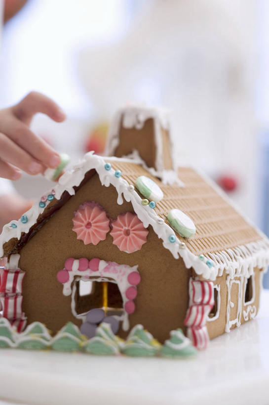 点心,西方人,儿童,手,一个人,竖图,室内,特写,白天,正面,纯洁,餐桌,桌子,欧洲,圣诞节,欧洲人,仅一个女性,仅一个人,握,节日,朦胧,模糊,庆祝,食品,甜点,拿,拿着,文化,食物,糕点,小孩,饼干,甜食,零食,仅一个小孩,庆典,手部,可爱,童年,童趣,握着,餐台,纪念,单手,童真,烂漫,无邪,姜饼,姜饼屋,德式姜饼,天真,女孩,女人,女性,白种人,孩子,半身,彩图,圣诞姜饼屋,女生