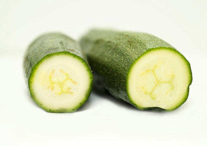 无人,横图,俯视,室内,特写,白天,白色背景,餐桌,桌子,黄瓜,蔬菜,切开,阴影,新鲜,反射,影子,食品,食物,两个,绿色,切,摄影,有机食品,绿色食品,影棚,餐台,剖面,切面,青瓜,胡瓜,彩图,高角度拍摄,影棚拍摄,拍摄