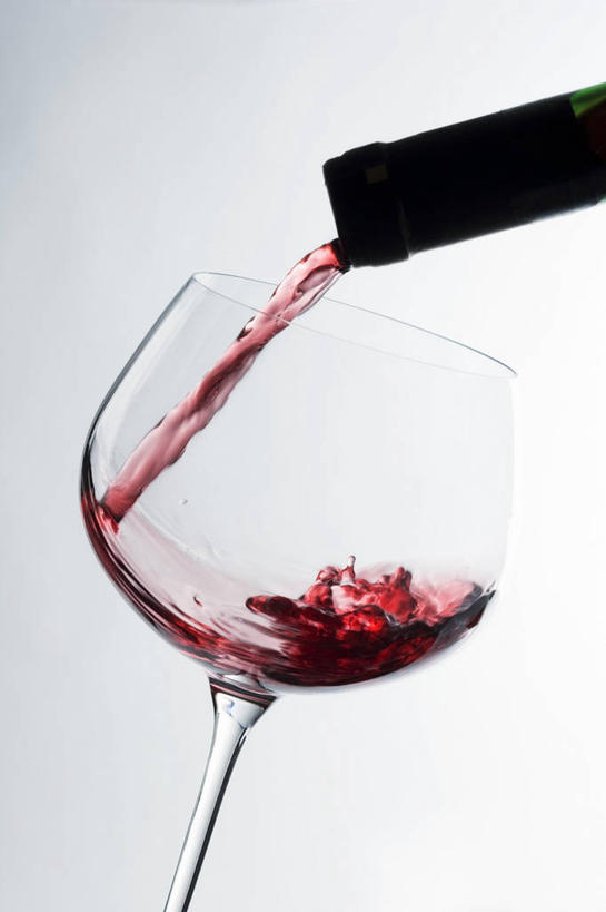 红酒,葡萄酒,无人,竖图,室内,特写,白天,白色背景,正面,水,杯子,倒,阴影,飞溅,溅,反射,高脚杯,液体,影子,水滴,红酒杯,酒类,一杯,红酒瓶,玻璃制品,酒,酒瓶,水珠,饮料,两个,玻璃瓶,酒杯,瓶子,红葡萄酒,摄影,影棚,葡萄酒杯,葡萄酒瓶,喷洒,玻璃杯,彩图,影棚拍摄,拍摄