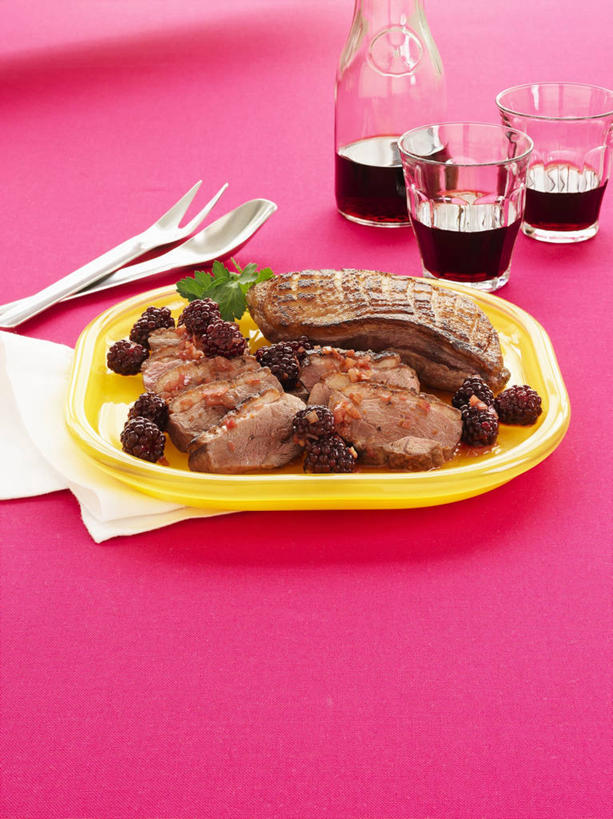 无人,竖图,俯视,室内,特写,白天,餐桌,桌子,黑莓,杯子,餐具,水果,许多,阴影,红色背景,新鲜,反射,叉子,刀叉,刀子,碟子,盘,影子,肉,生食,食品,果实,很多,鸭肉,肉类,玻璃制品,食物,盘子,水杯,碟,摄影,有机食品,绿色食品,影棚,餐台,餐刀,肉食,餐叉,露莓,玻璃杯,进餐用具,彩图,高角度拍摄,影棚拍摄,拍摄