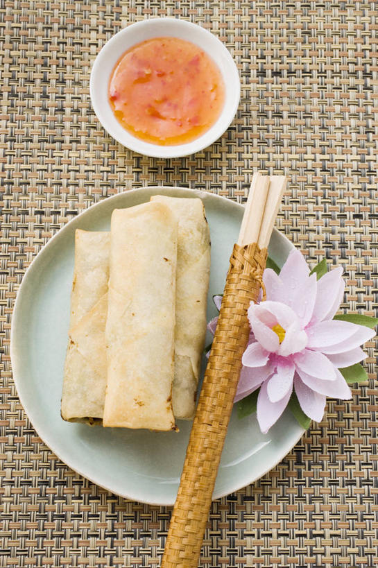 点心,无人,竖图,俯视,室内,特写,白天,餐桌,筷子,桌子,餐具,一双,阴影,装饰,盛开,反射,碟子,盘,影子,陶瓷,调料,酱料,酱汁,佐料,料理,食品,面点,陶瓷制品,调味品,调味料,花蕾,文化,传统,酱,辣酱,春卷,美食,花,花瓣,花朵,鲜花,食物,两个,三个,一朵,盘子,容器,碟,碗,花苞,花蕊,中式,餐台,储藏,礼节,华丽,修饰,点缀,辣椒酱,储存,薄饼,礼仪,衬托,美观,雅致,雅观,春饼,进餐用具,彩图,高角度拍摄,贮存