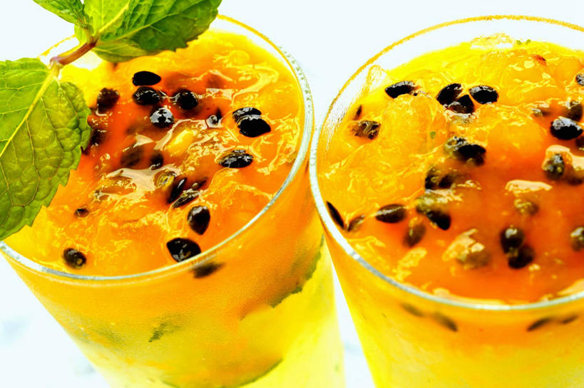 无人,横图,俯视,室内,特写,白天,白色背景,餐桌,桌子,杯子,水果,叶子,阴影,新鲜,反射,影子,生食,薄荷,食品,果实,绿叶,银丹草,酒类,两杯,文化,玻璃制品,酒,食物,饮料,两个,水杯,百香果,鸡尾酒,嫩叶,西番莲,调酒,摄影,有机食品,绿色食品,影棚,餐台,创造,想象,莫吉托,鸡蛋果,受难果,巴西果,斑叶凤梨薄荷,夜息香,胡椒薄荷,叶,叶片,玻璃杯,彩图,高角度拍摄,影棚拍摄,拍摄