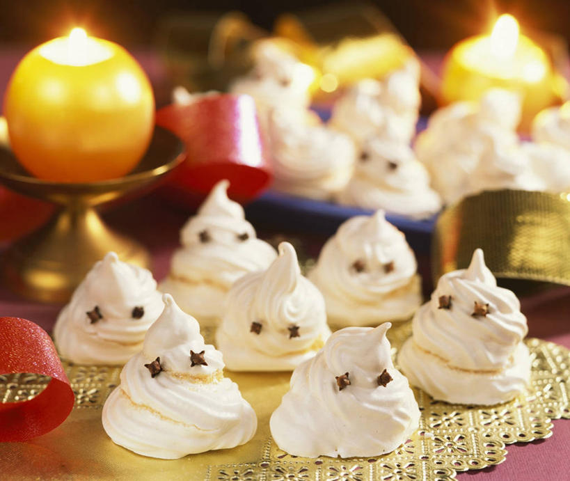 点心,无人,横图,俯视,室内,特写,白天,下午茶,餐桌,桌子,蜡烛,一排,许多,阴影,朦胧,模糊,整齐,光线,火焰,影子,烛光,食品,甜点,甜品,很多,燃烧,食物,糕点,排列,甜食,点燃,餐台,队列,彩图,高角度拍摄