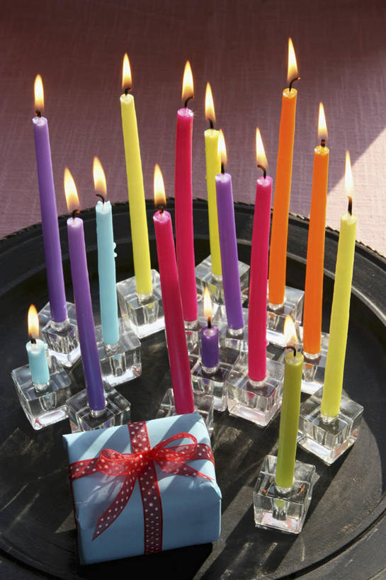 无人,竖图,俯视,彩色,室内,特写,白天,餐桌,桌子,蜡烛,礼盒,礼物,许多,阴影,光线,火焰,丝绸,丝带,影子,纸盒,烛光,缎带,很多,燃烧,绸带,盒子,包装盒,礼品盒,点燃,礼品,餐台,五颜六色,色彩斑斓,五彩缤纷,五彩斑斓,五光十色,彩图,高角度拍摄