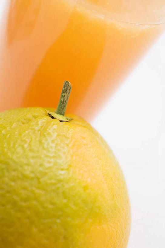 果汁,无人,竖图,俯视,室内,特写,白天,白色背景,餐桌,桌子,杯子,水果,阴影,朦胧,模糊,新鲜,反射,影子,生食,橙汁,食品,果实,饮品,一杯,玻璃制品,食物,饮料,一个,水杯,橙色,摄影,有机食品,绿色食品,影棚,单个,餐台,甜橙,可口,适口,玻璃杯,橙子,橙,彩图,高角度拍摄,影棚拍摄,拍摄,鹄壳,黄橙,黄果,金橙,金环,金球,糖橙