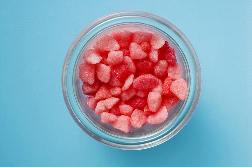 无人,横图,俯视,室内,特写,白天,餐桌,桌子,玻璃,一堆,许多,阴影,堆叠,堆积,蓝色背景,反射,影子,食品,糖,糖果,甜点,甜品,软糖,很多,玻璃制品,食物,一个,红色,玻璃瓶,瓶子,甜食,摄影,影棚,单个,餐台,堆,广口瓶,彩图,高角度拍摄,影棚拍摄,拍摄