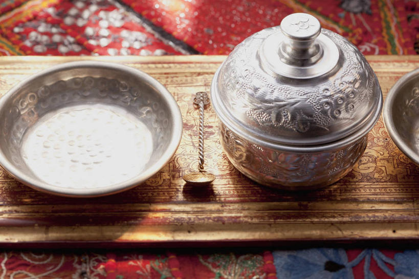 无人,横图,俯视,室内,特写,白天,纯洁,餐桌,地毯,桌子,静物,一排,阴影,整齐,装饰,编织,反射,影子,勺子,手工艺品,陶瓷,银色,陶瓷制品,织物,排列,容器,工艺品,调羹,汤匙,碗,信仰,餐台,储藏,华丽,修饰,点缀,储存,队列,高贵,衬托,美观,雅致,雅观,彩图,高角度拍摄,贮存