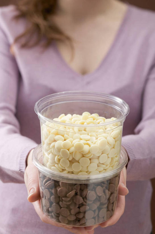 西方人,手,一个人,站,捧,竖图,室内,特写,白天,正面,玻璃,欧洲,欧洲人,双手,仅一个女性,仅一个人,一堆,堆叠,堆积,服装,食品,糖,糖果,甜点,甜品,休闲装,玻璃制品,食物,衣服,玻璃瓶,瓶子,甜食,巧克力,站着,仅一个中年女性,休闲,手部,休闲服,服饰,朱古力,堆,广口瓶,牛奶巧克力,女人,女性,中年女性,白种人,端,端着,捧着,手捧,站立,半身,彩图